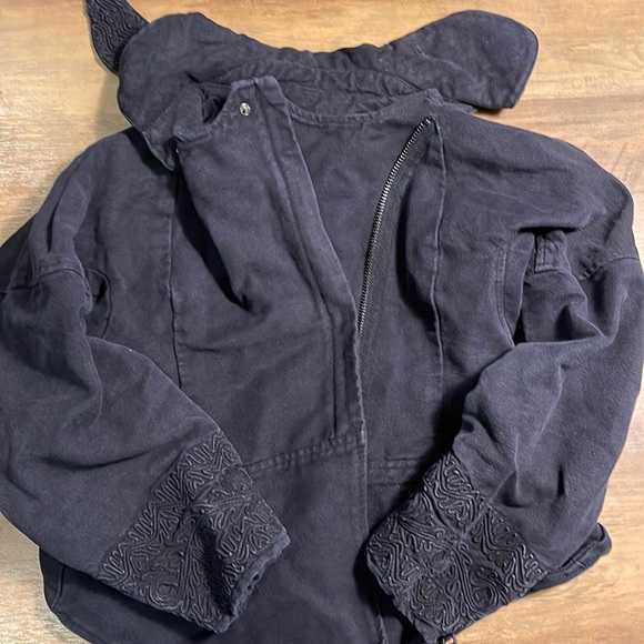 Beautiful fashionable high quality embroidered jacket with design puffy sleeves - Picture 6 of 15